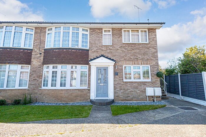 2 Bedroom Maisonette For Sale In Muirway, Benfleet, SS7