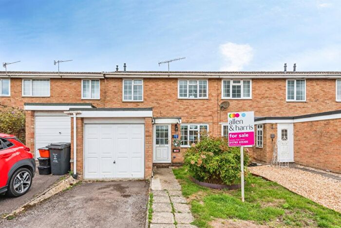 2 Bedroom Terraced House For Sale In Larchmore Close, Swindon, SN25