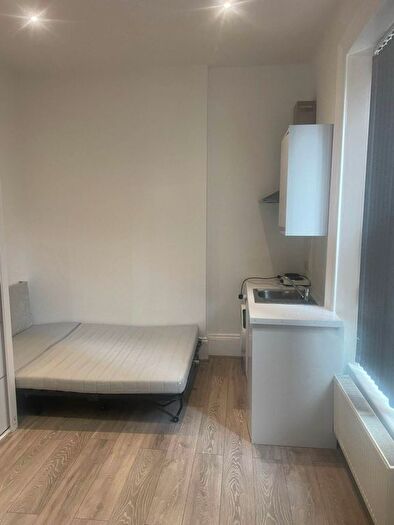 Studio To Rent In High Street, Acton, W3