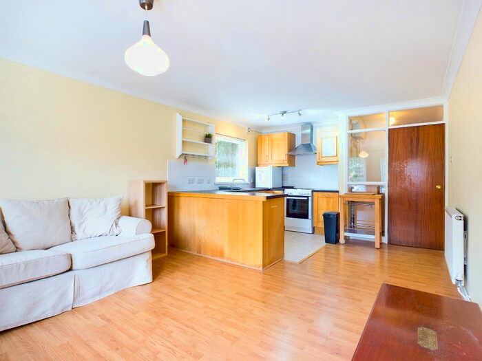 1 Bedroom Flat To Rent In Llwynderw Drive, Blackpill, Swansea, SA3