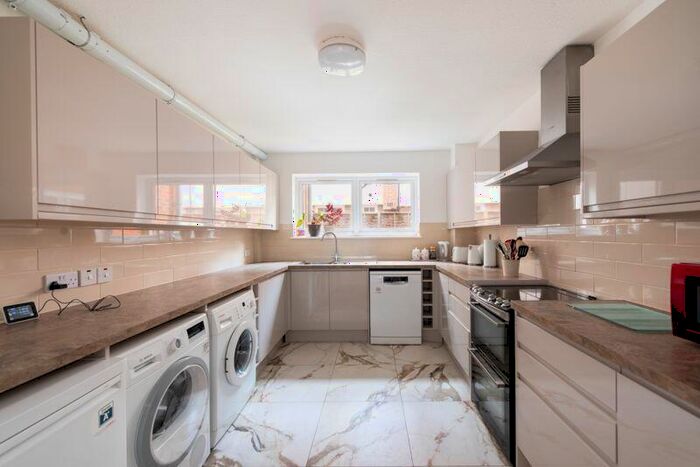 2 Bedroom Flat For Sale In Hunt Court, Chase Side, N14