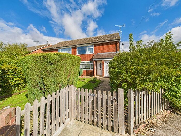 2 Bedroom Maisonette For Sale In Ingram Avenue, Bedgrove, Aylesbury, HP21