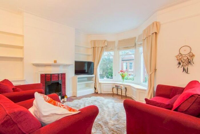 2 Bedroom Maisonette To Rent In Haverhill Road, London, SW12