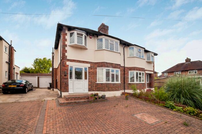 4 Bedroom Barn Conversion To Rent In Gladeside, Croydon, CR0