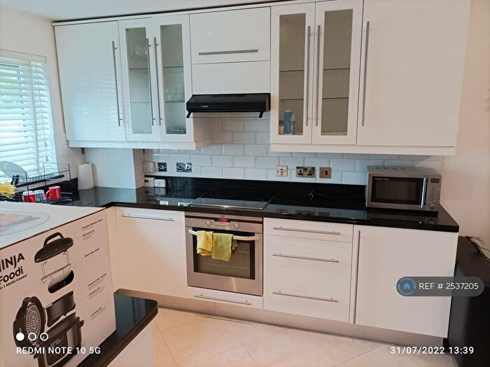 4 Bedroom Semi-Detached House To Rent In Ann Moss Way, London, SE16