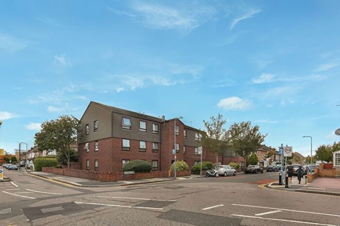 2 Bedroom Flat To Rent In Youngs Road, Newbury Park, IG2