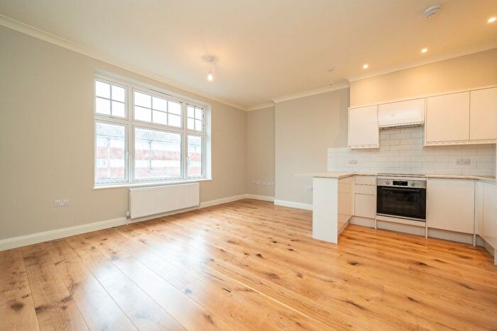 1 Bedroom Flat To Rent In High Street, Shepperton, TW17