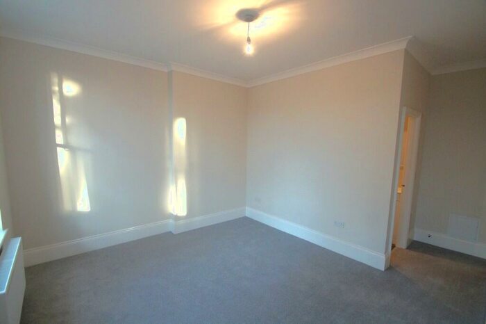 2 Bedroom Apartment To Rent In The Crescent, Bedford, Bedfordshire, To £ Pcm, MK40