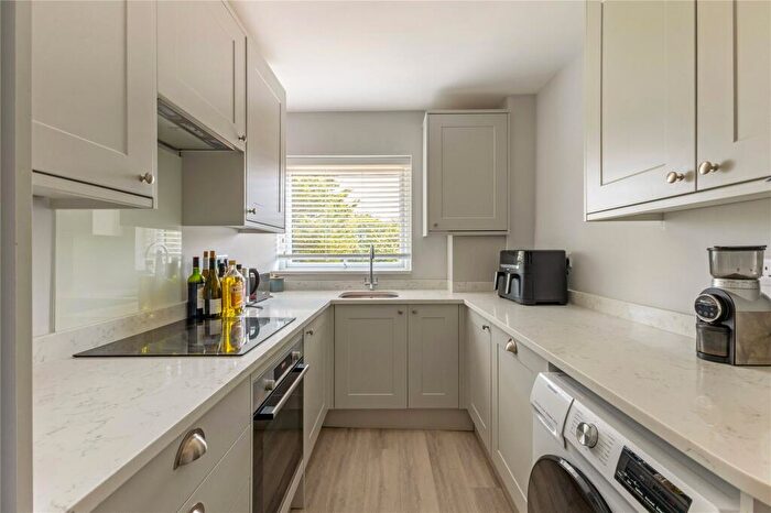 2 Bedroom Flat To Rent In Oatlands Drive, Weybridge, KT13