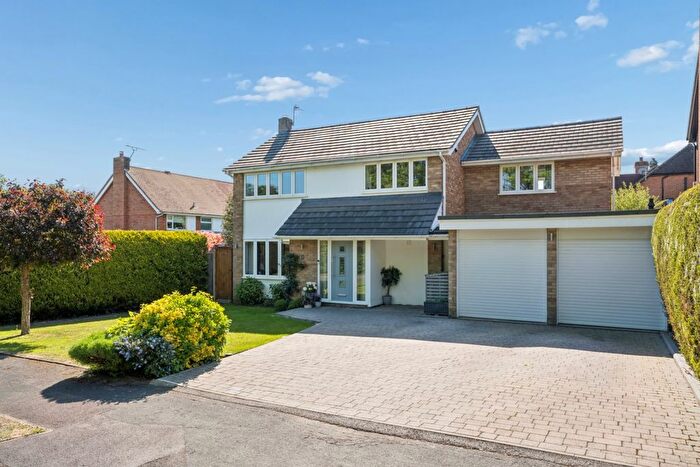4 Bedroom Detached House For Sale In Meadowcroft, Chalfont St. Peter, Gerrards Cross, Buckinghamshire, SL9