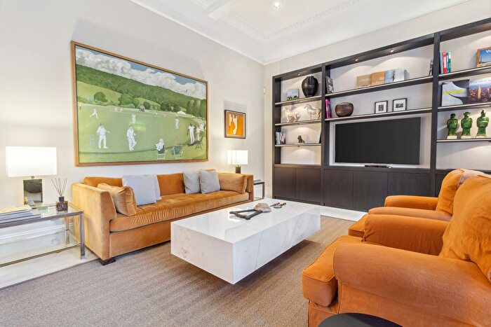 2 Bedroom Flat To Rent In Cadogan Square, London, SW1X