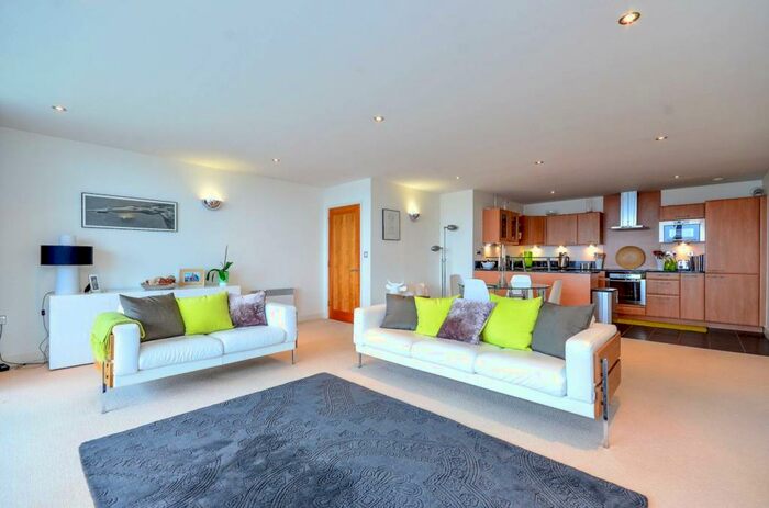 2 Bedroom Flat To Rent In Western Gateway, Canary Wharf, London, E16