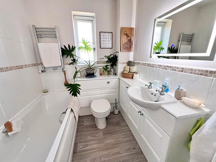 2 Bedroom Property For Sale In Duncliffe Close, Gillingham, SP8