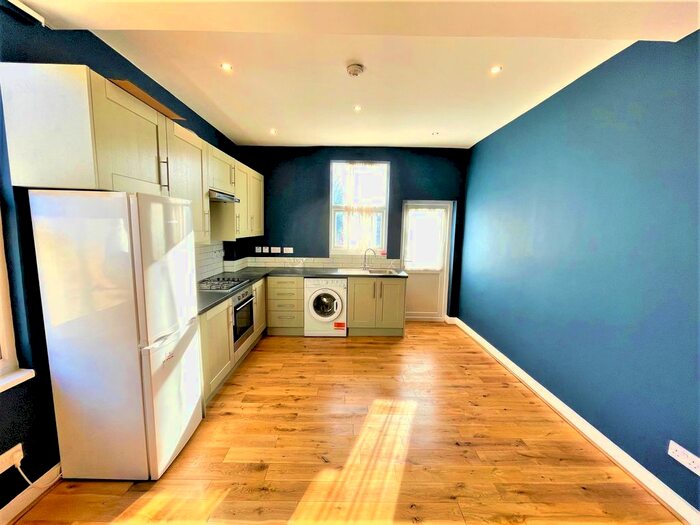 3 Bedroom Flat To Rent In Franciscan Road, Tooting Bec, London, SW17
