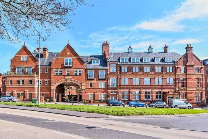 3 Bedroom Flat To Rent In Post Office Square, London Road, Tunbridge Wells, Kent, TN1