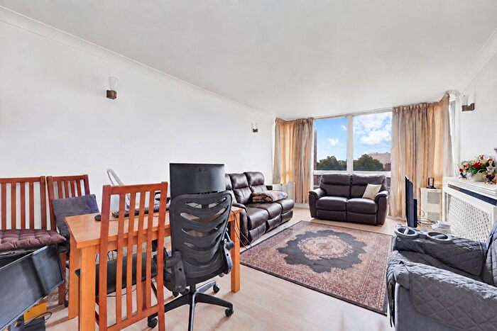 3 Bedroom Flat For Sale In Cambridge Square, London, W2