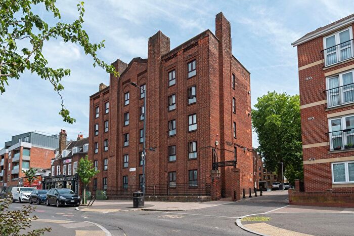 2 Bedroom Flat To Rent In Kintyre Court, New Park Road, Streatham Hill, London, SW2