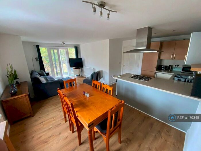 2 Bedroom Flat To Rent In Clarendon Way, Colchester, CO1