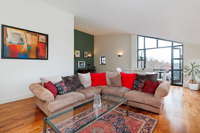 2 Bedroom Flat To Rent In Little London Court, Mill Street, London, SE1