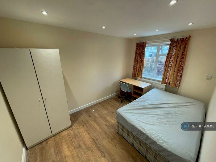 4 Bedroom Flat To Rent In Lilac Road, Southampton, SO16