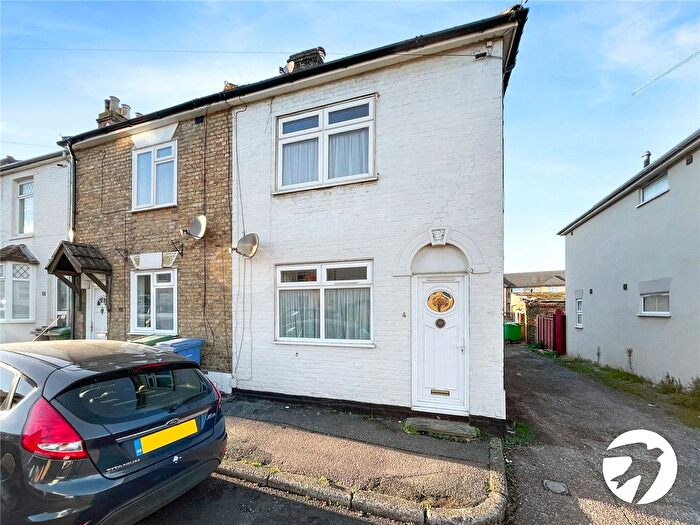 3 Bedroom End Of Terrace House To Rent In Charlotte Street, Sittingbourne, Kent, ME10