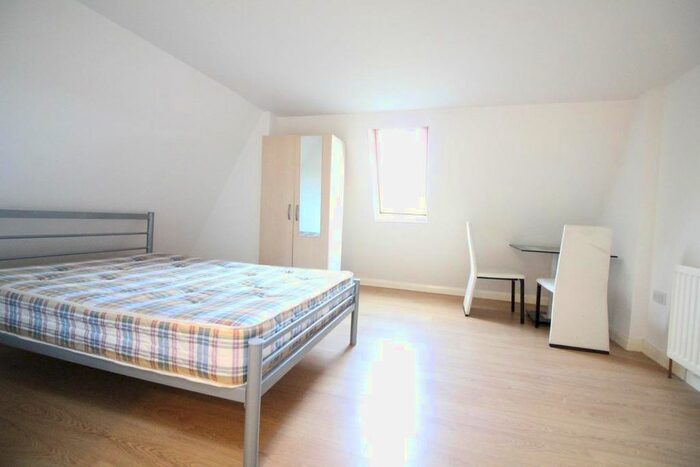 Studio To Rent In Hanger Lane, London, W5