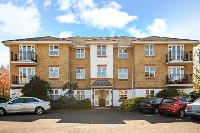 2 Bedroom Flat For Sale In Biggin Hill Close, Kingston Upon Thames, KT2