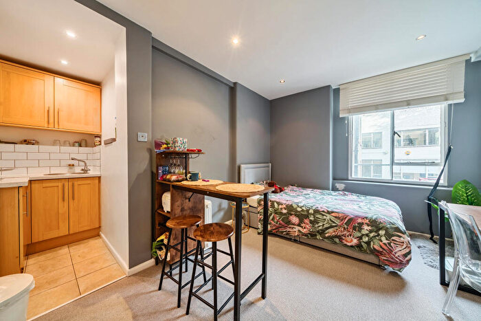 Studio To Rent In Charterhouse Square, London, EC1M