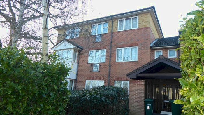 2 Bedroom Flat To Rent In Lawrence Court, Seacroft Gardens, Watford, WD19