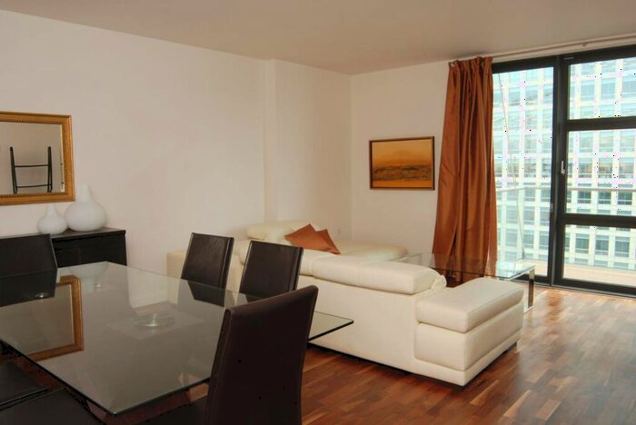 2 Bedroom Flat To Rent In Discovery Dock Apartments West, Canary Wharf, London, E14