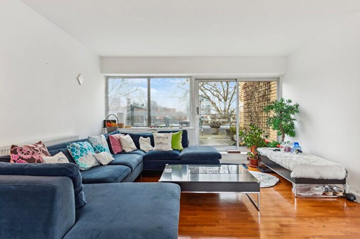 2 Bedroom Flat To Rent In The Colonnades, Porchester Square, W2