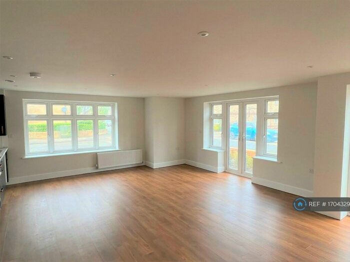 2 Bedroom Flat To Rent In Colwick Corner, Bournemouth, BH10
