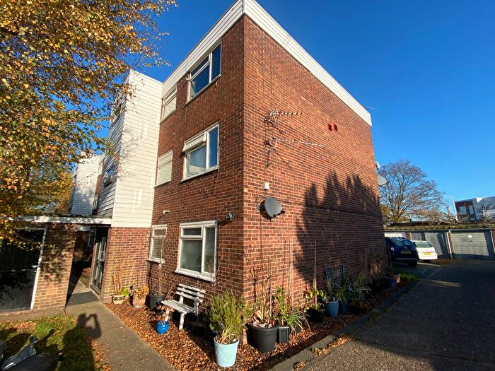 1 Bedroom Flat To Rent In Aintree Close, Uxbridge, UB8
