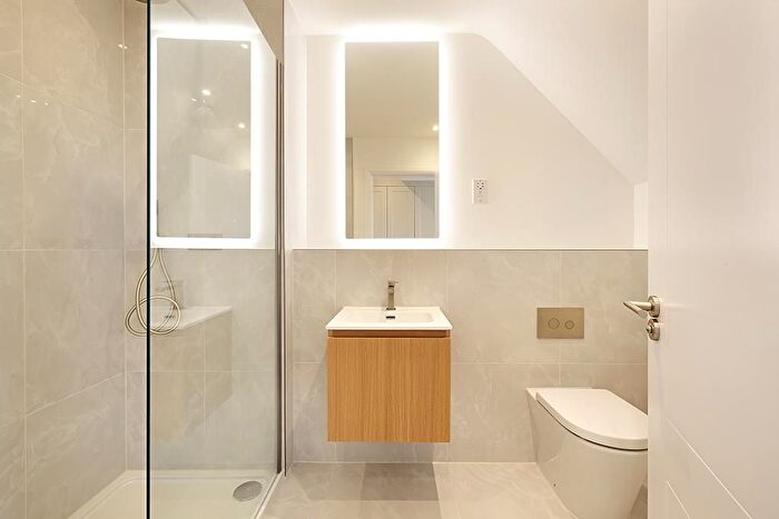 2 Bedroom Flat For Sale In Mclaren Court, Fetcham, KT22