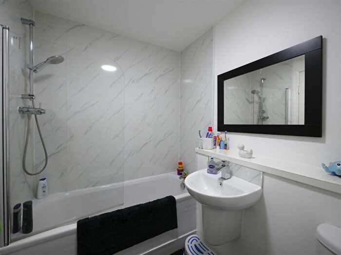 2 Bedroom Flat To Rent In Belmont Court, Kirkintilloch, G66
