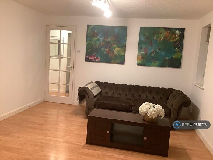 2 Bedroom Flat To Rent In Canary Wharf, London, E14