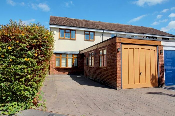 4 Bedroom Semi Detached House For Sale In Smarts Green, Cheshunt, EN7