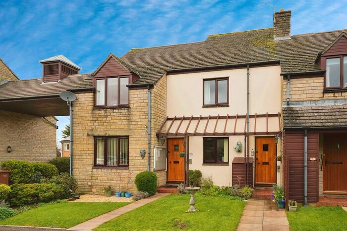 2 Bedroom Flat For Sale In Kingsdale Court, Broadway, Worcestershire, WR12