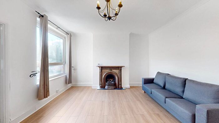 3 Bedroom Flat To Rent In Stanley Gardens, London, NW2