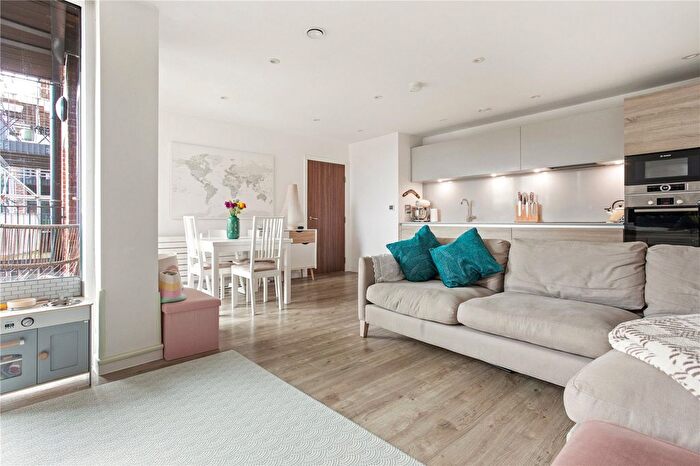 2 Bedroom Flat For Sale In Tooting High Street, London, SW17