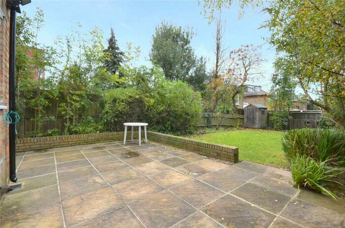 3 Bedroom Flat To Rent In Minster Road, Kilburn, NW2