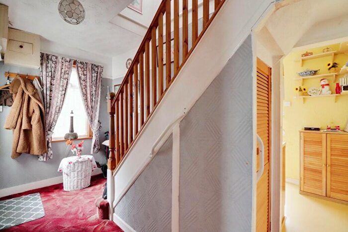 2 Bedroom Chalet For Sale In Richmond Avenue, South Benfleet, SS7