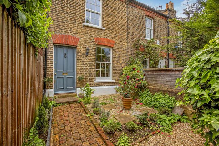 2 Bedroom Cottage To Rent In Malthouse Passage, Barnes, SW13
