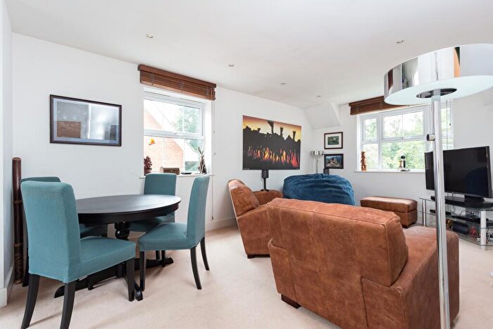 2 Bedroom Flat To Rent In Hayes Grove, SE22