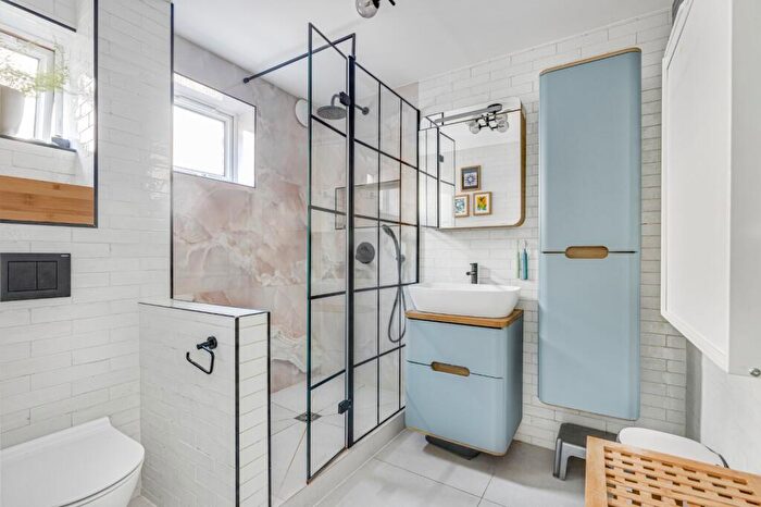 2 Bedroom Flat For Sale In Cowdenbeath Path, Islington, London, N1 - Photo 7