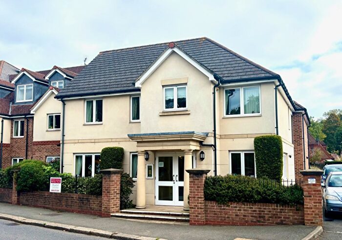 1 Bedroom Flat For Sale In Station Road, Addlestone, Surrey, KT15