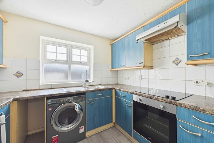 2 Bedroom Flat To Rent In Pickfords Gardens, Slough, Berkshire, SL1
