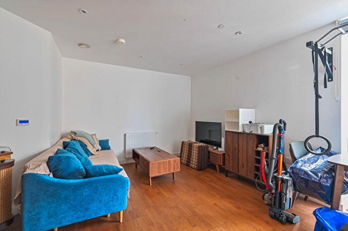 1 Bedroom Flat To Rent In Discovery Tower, Canning Town, London, E16