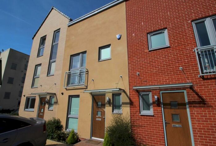 3 Bedroom Town House To Rent In Couzins Walk, Dartford, DA1