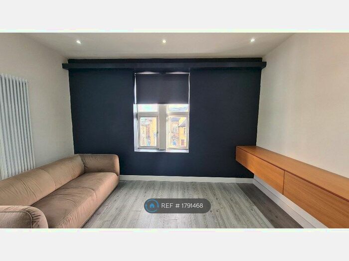 2 Bedroom Flat To Rent In Trinity Street, Huddersfield, HD1